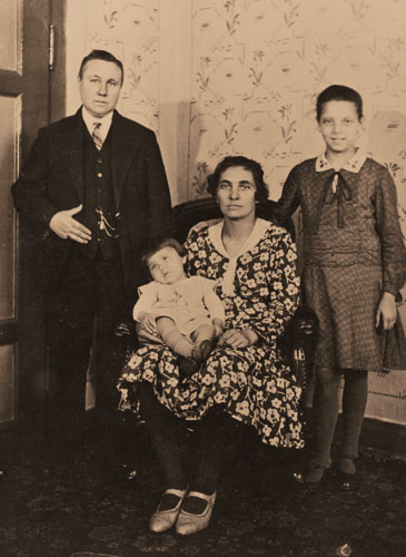 Familienfoto: Maria Einsmann als ‚Joseph‘ mit Helene Müller und den Kindern