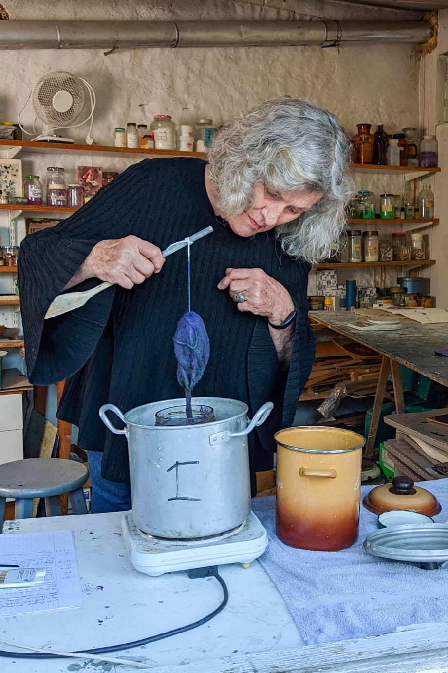 Inge Boesken Kanold in ihrer Werkstatt in der Provence · aus „Purpurissum“